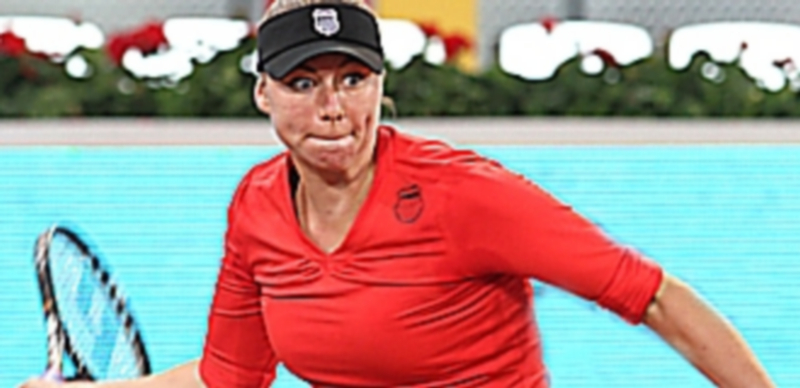 La rusa Vera Zvonareva golpea de derecha durante un partido de tenis. / alberto simón