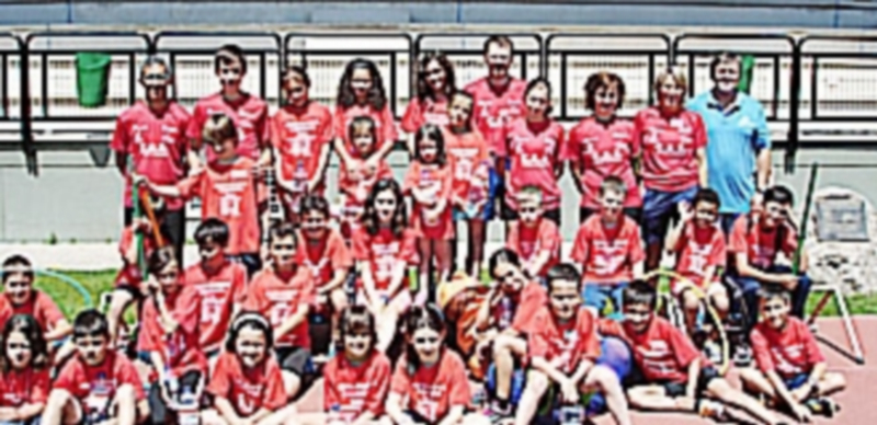 Foto de familia de los participantes en el segundo turno del campus en las pistas de atletismo Antonio Prieto. / E.A.
