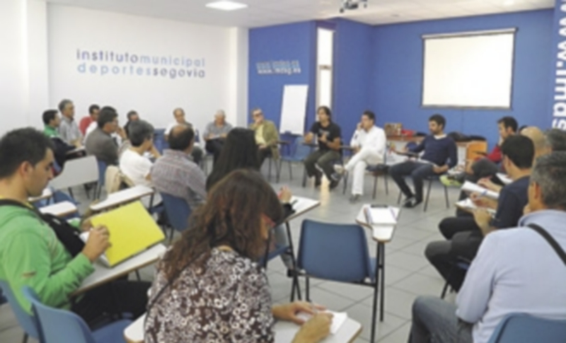 Imagen de la reunión entre el concejal de Deportes y los representantes de los centros escolares. / El Adelantado