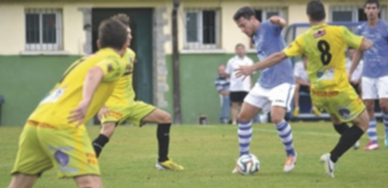 Pocho trata de frenar la internada de Xavi Moré. / Borja Martín