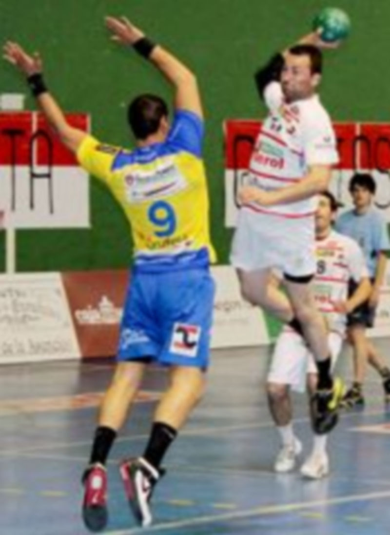 Carlos Villagrán del BM Nava se dispone a lanzar a la portería. / El Adelantado