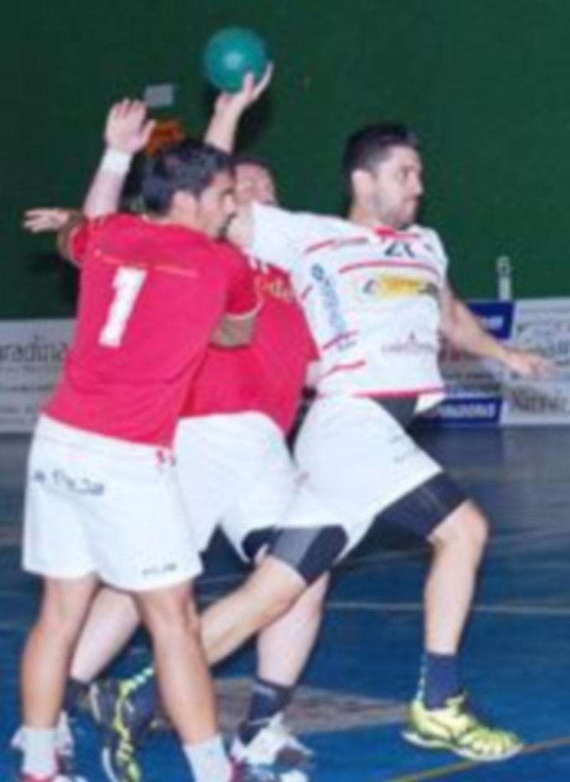 El conjunto navero dejó buenas sensaciones entre los aficionados en este partido amistoso. / A. MARUGÁN