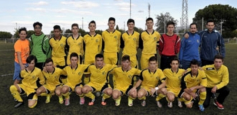 El valor de la pedagogía 1 La plantilla del Quintanar al completo junto al entrenador