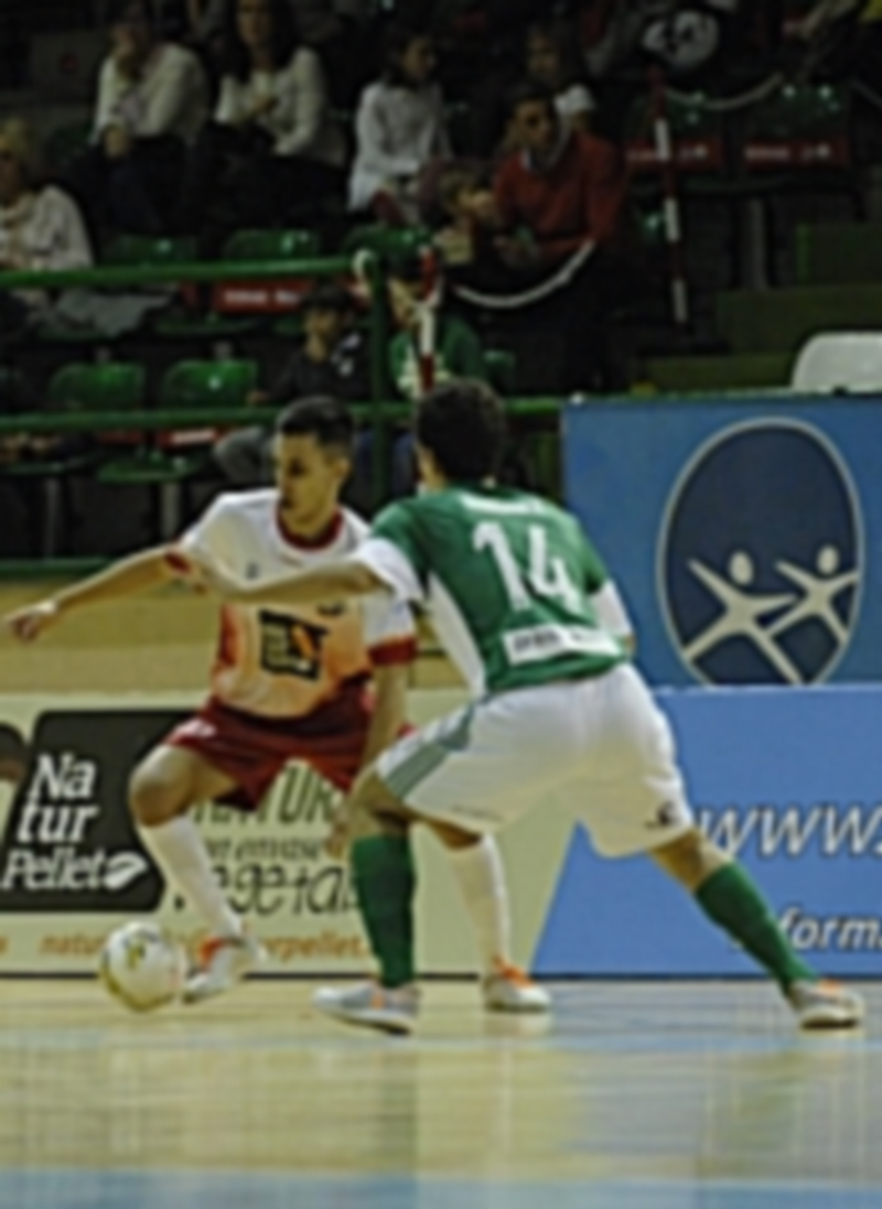 Álex Fuentes encara a un rival. / EL ADELANTADO