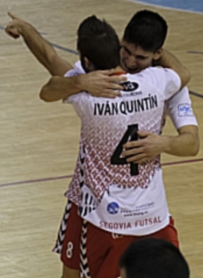 Iván Quintín celebra el gol de la victoria en el último segundo del partido junto a su compañero Chus. / KAMARERO