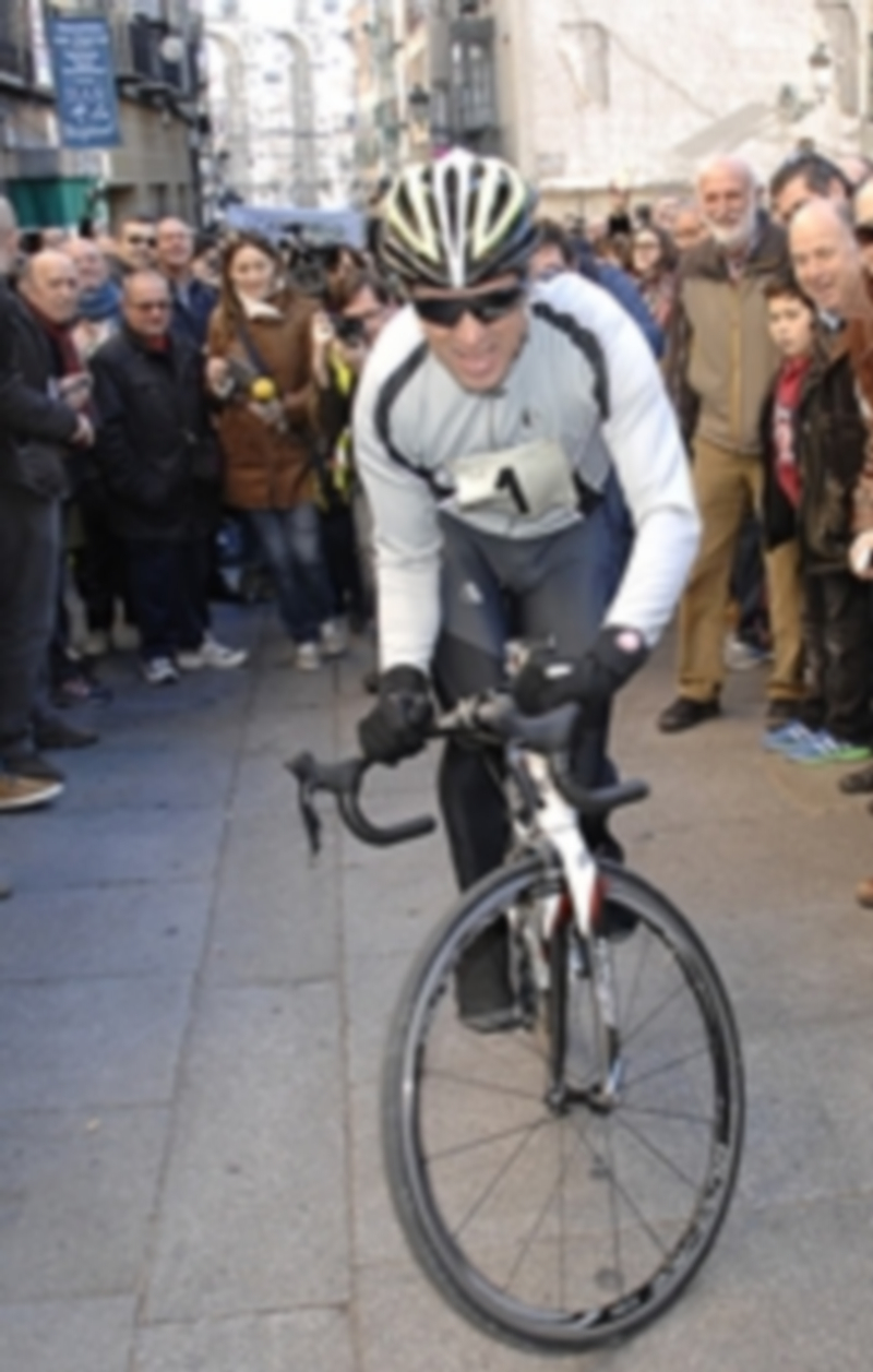 El ciclista Pedro Delgado en la pasada edición de la Carrera del Pavo de Segovia. / JUAN MARTÍN