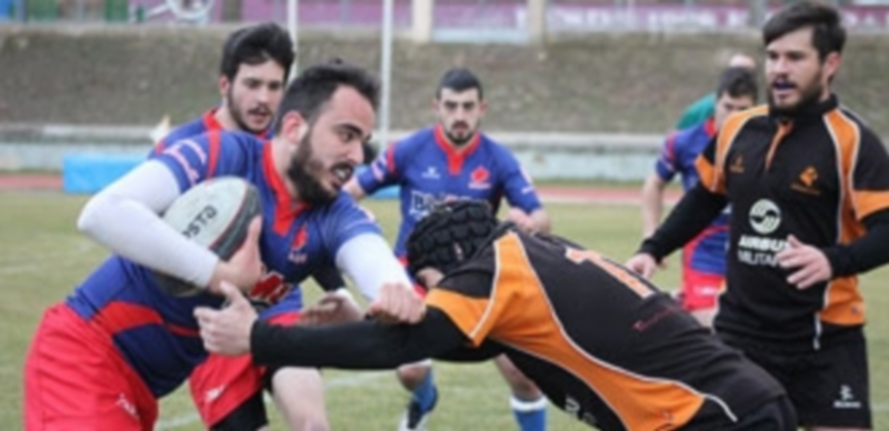 El jugador del BigMat Tabanera Lobos intenta zafarse de la marca del componente del Aeronáuticos B. / EL ADELANTADO