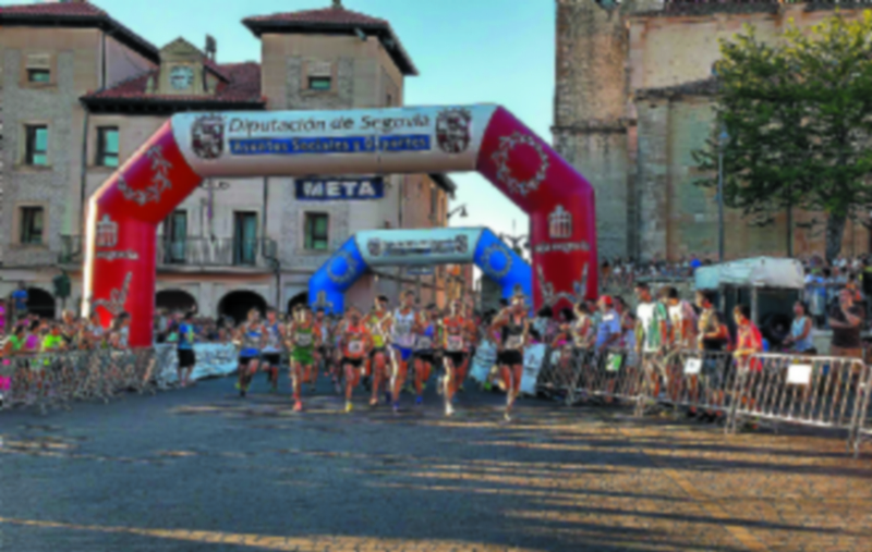 Corredores en el momento de la salida de la legua de Cantalejo del año pasado desde la plaza. / EL ADELANTADO