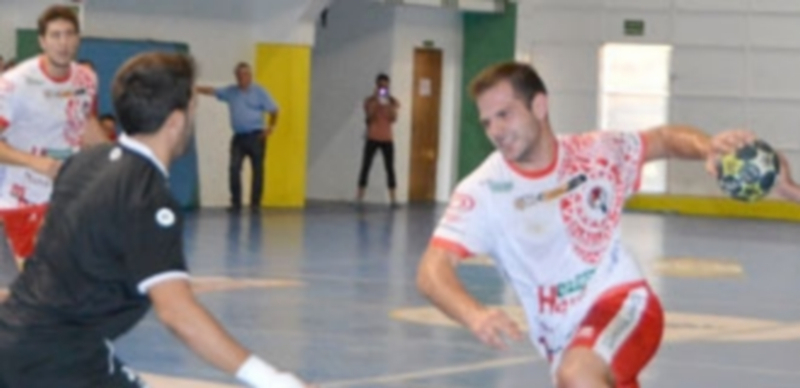 El día del estreno 1 Alonso Moreno encara a un defensor del Puente Genil en un encuentro de pretemporada. / AMADOR MARUGÁN