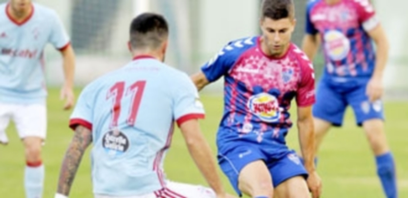 Sin urgencias, pero... 1 El mediocentro de la Gimnástica Segoviana Manu controla un balón durante el partido frente al Celta de Vigo B. / KAMARERO