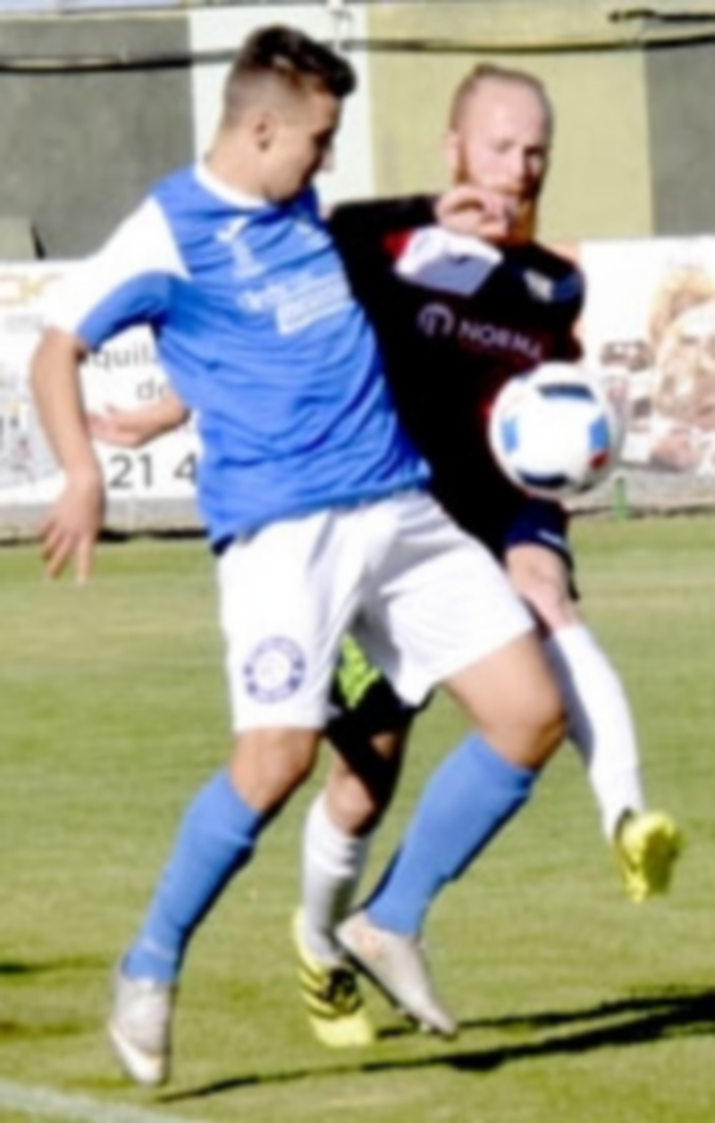 Enfilados a por el liderato 1 El jugador del Unami CP Hamza disputa un balón contra un contrincante del Norma San Leonardo CF. / MARTA HERRERO