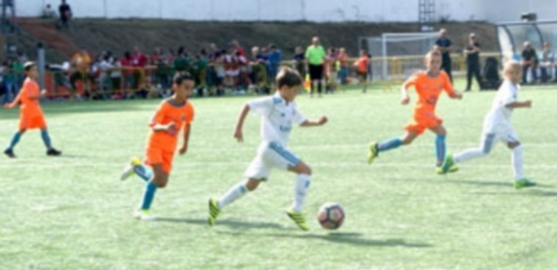 San Rafael, en pie ante el futuro 1 Un centrocampista del Real Madrid conduce el esférico durante la final de la Pinares Cup de la categoría benjamín frente al Élite Talavera. / A.M.
