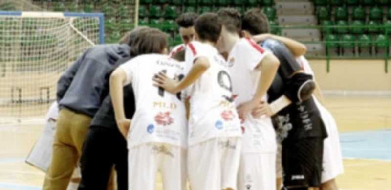 El Naturpellet hace pleno de victorias y lidera la clasificación 1 Los jugadores del Naturpellet hacen piña en los prolegómenos de un partido. / NEREA LLORENTE