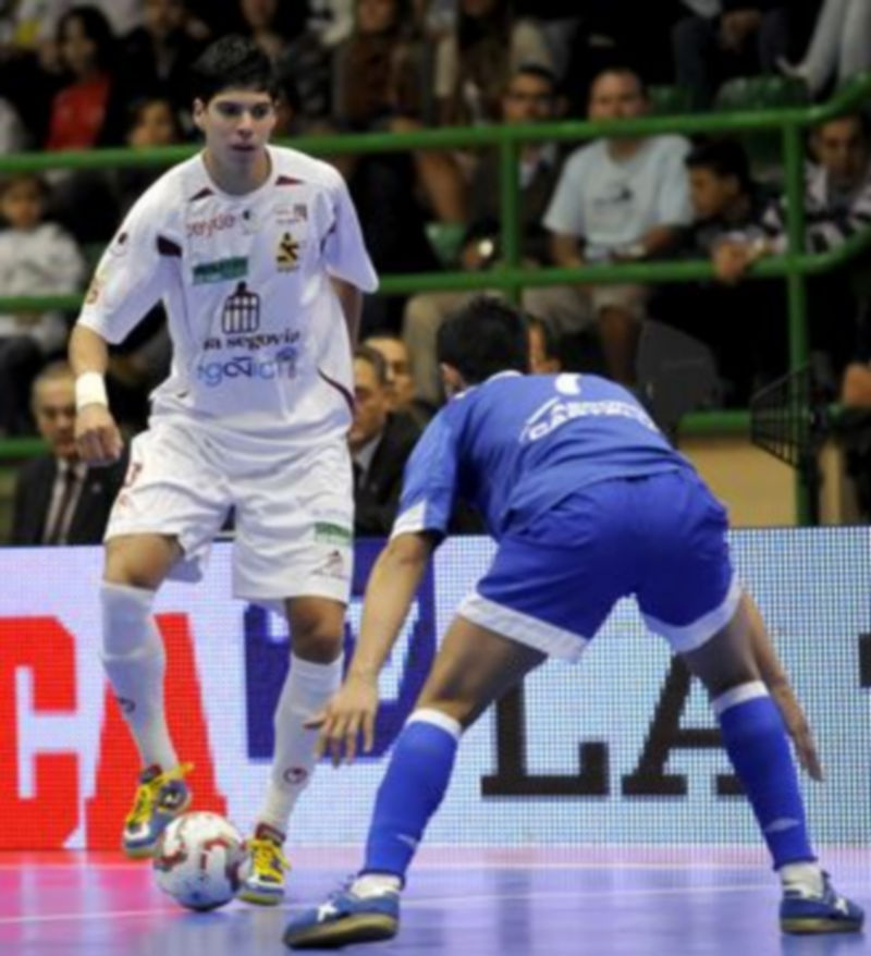 Dos jugadas de los últimos partidos del Caja Segovia y la Gimnástica Segoviana en el pabellón Pedro Delgado y el campo de fútbol de La Albuera