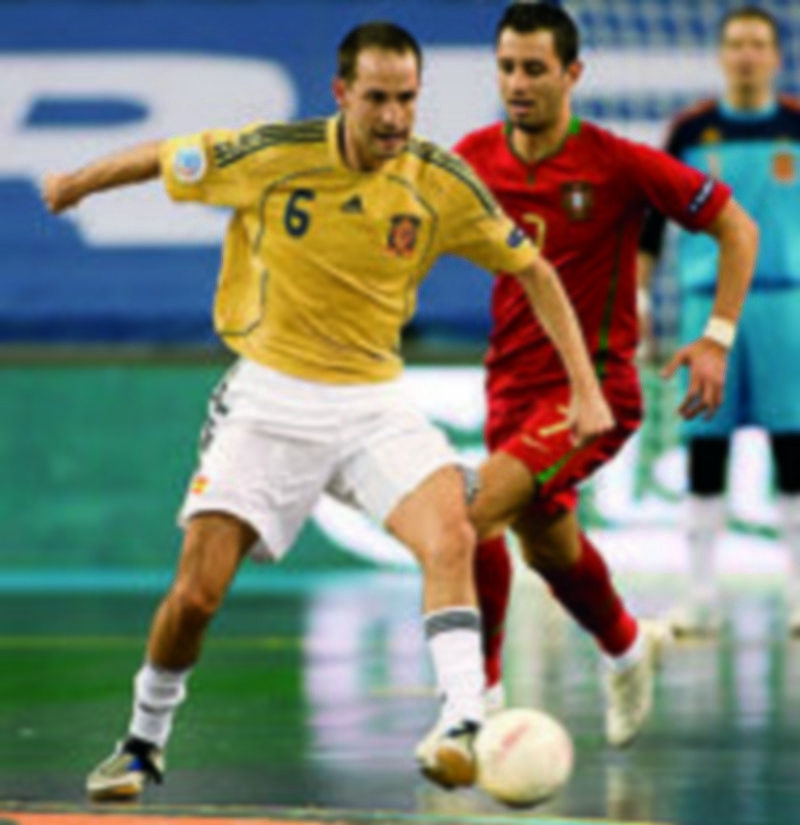 El jugador español Álvaro golpea el balón en el último partido ante Portugal. /EFE