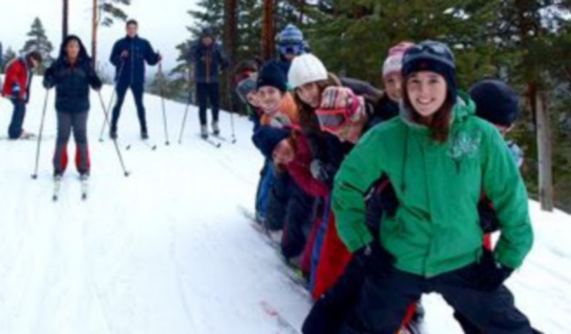 Un grupo de jóvenes practican esquí de fondo. /El Adelantado