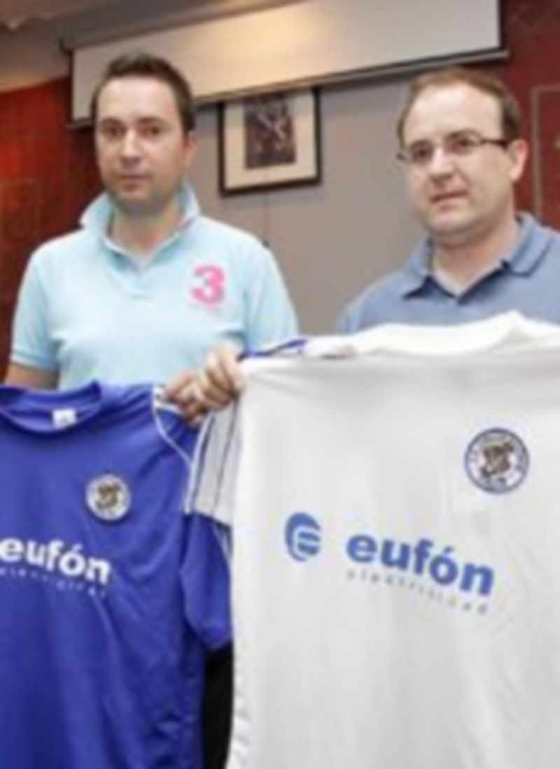 Félix Blanco y José Juan Velázquez ‘Jota’ con las dos camisetas del Cuéllar Electricidad Eufón. / Gabriel Gómez