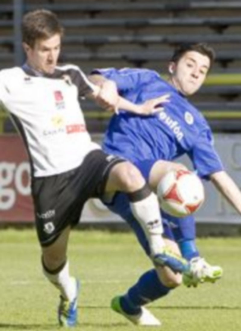Dos jugadores luchan por el control del balón.  / JESÚS J. MATÍAS