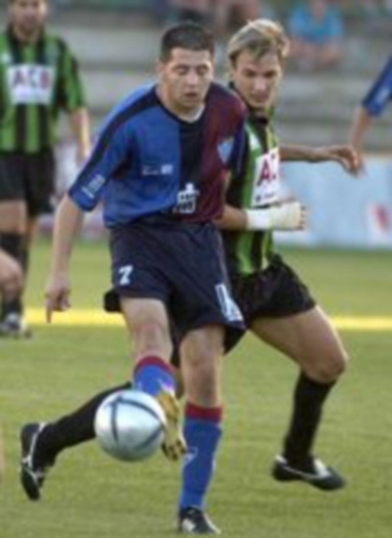 Un joven Mariano controla el balón en el encuentro de Copa del Rey que jugó la Segoviana con el Sestao en 2004. / Juan Martín