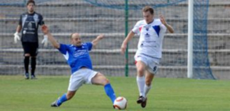 Víctor Roldán trata de adelantarse a Dani Arribas en el último G.Segoviana - Unami que se jugó en La Albuera. / A. Benavente