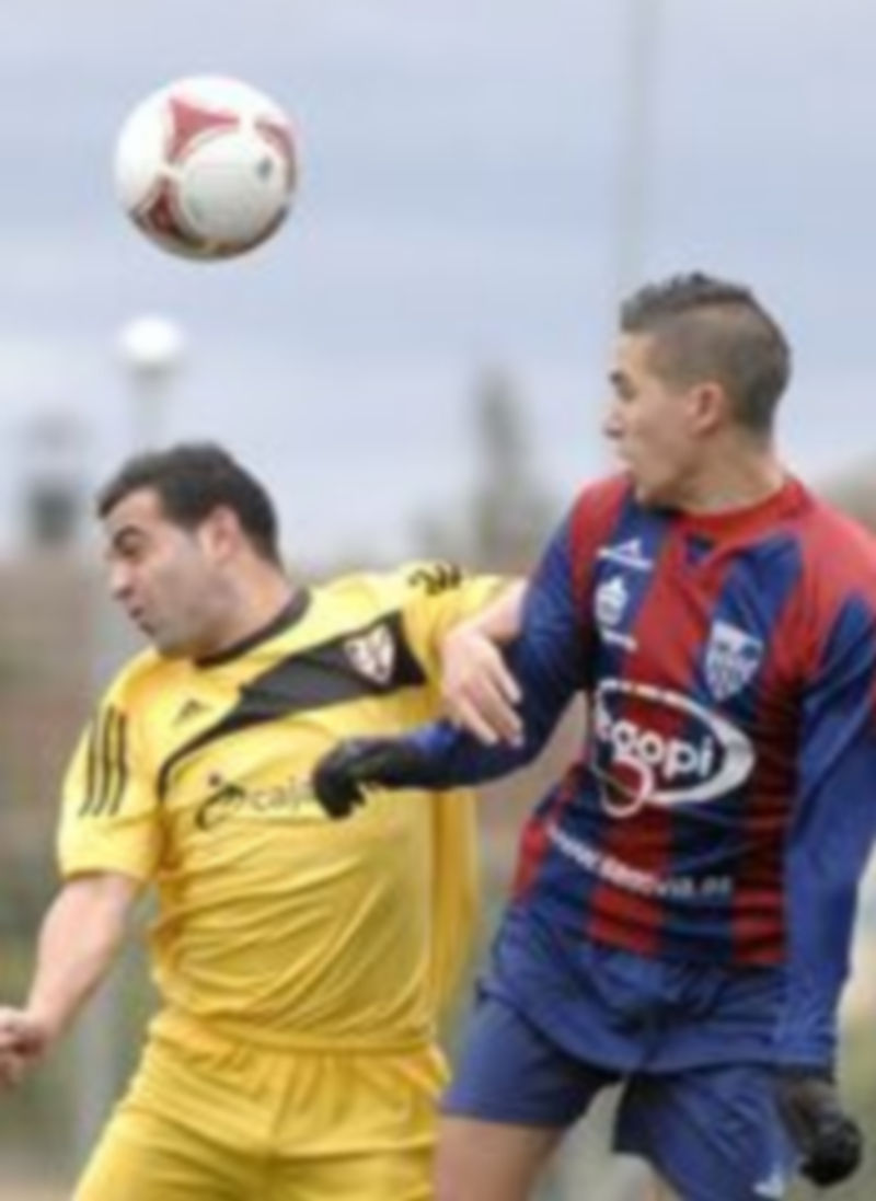 Jugada aérea del encuentro de ayer entre la Gimnástica Segoviana B y el CD Burgos. / Alberto Benavente