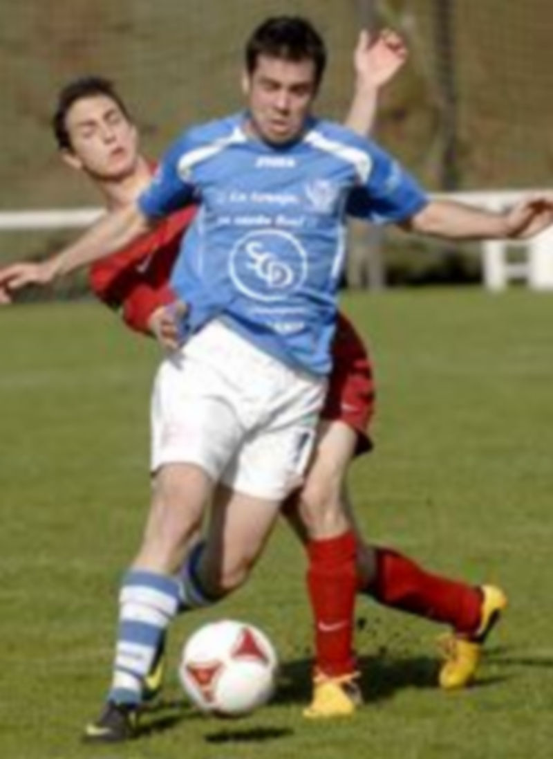 Dos jugadas del partido entre segovianos y salmantinos. / A. Benavente