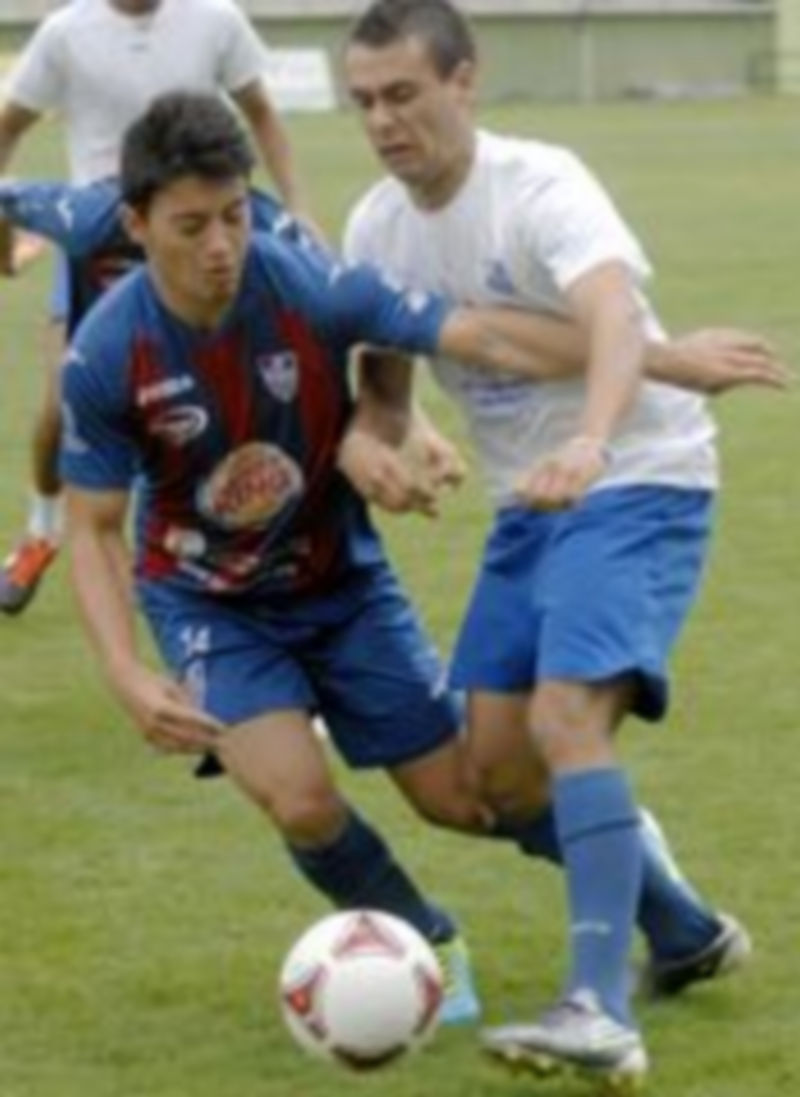 David  y Cob  disputan un balón en el amistoso que enfrentó ayer a los dos equipos segovianos. / Alberto Benavente