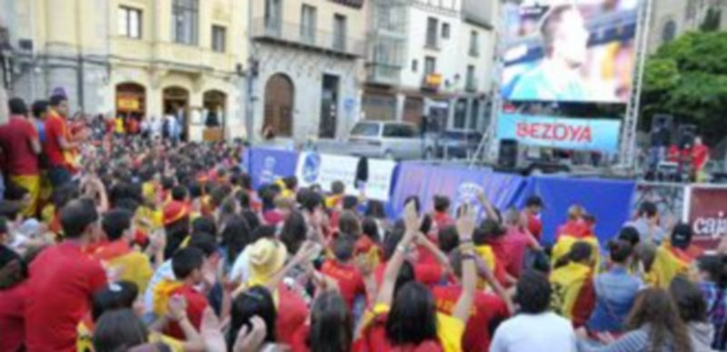 Numerosos aficionados disfrutaron de las victorias de España gracias a las pantallas gigantes. / Alberto Benavente