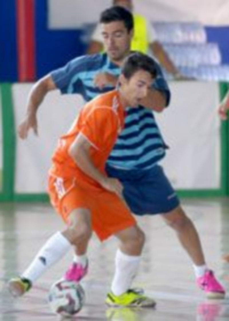 Dos jugadores luchan por el balón durante un partido del torneo. / A. Benavente