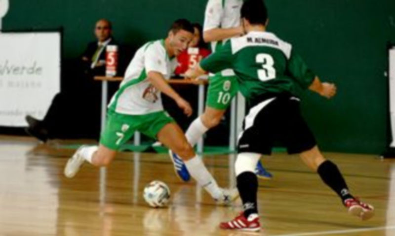 Carlos Calvo trata de superar al portero del Extremadura Cáceres 2016 en una acción del primer tiempo del encuentro. / A. Benavente