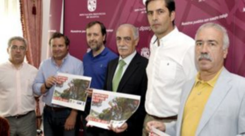 El equipo organizador con el cartel anunciador del Campeonato de España de Mountain Bike. /Alberto Benavente.