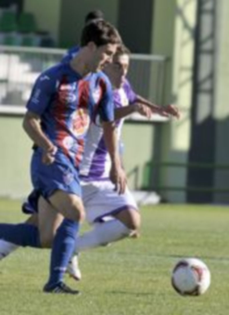 El gimnástico Manu conduce el esférico durante un partido anterior. / J. Martín