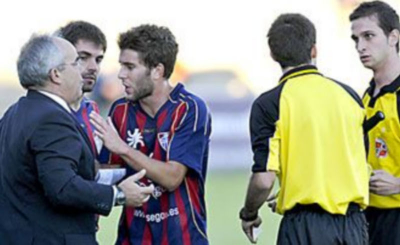 Manu trata de contener al delegado de la Segoviana