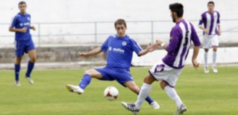 Medrano trata de interceptar el pase del central Bardanca