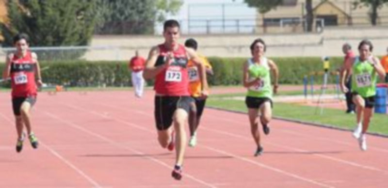 Momento de la carrera de los 100 metros lisos en categoría masculina