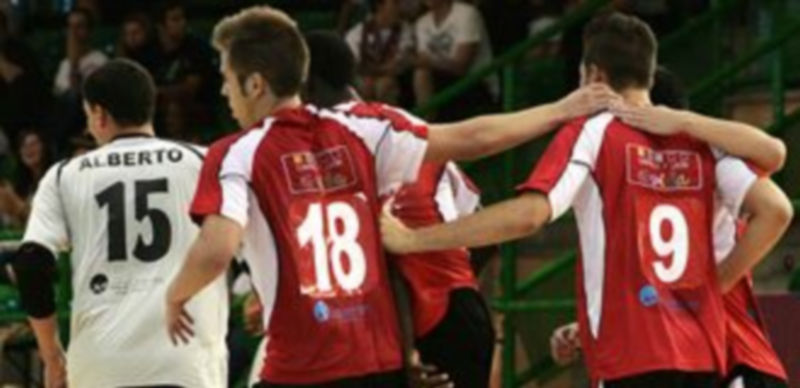Los jugadores del Segovia Futsal se abrazan tras la consecución de un tanto. / Lara Mazagatos