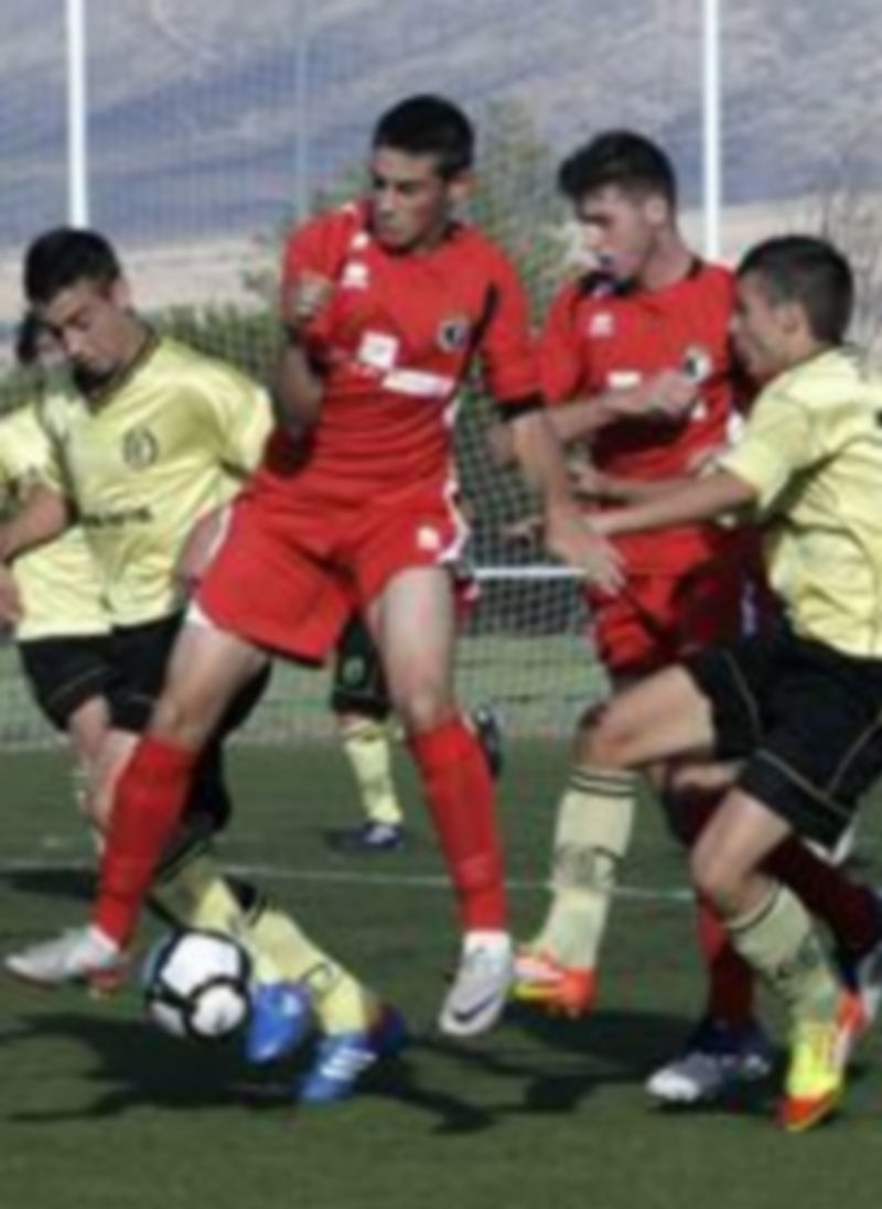 Dos jugadores del Quintanar tratan de robar el balón a un rival. / Lara Mazagatos