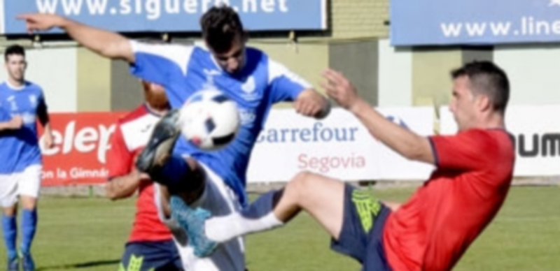 Goleada para asentar los cimientos 1 El atacante del Unami CP Hamza intenta controlar un balón ante la disputa de dos jugadores del Norma. / MARTA HERRERO