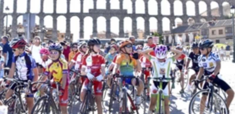 Un grupo de corredores de la categoría principiante espera a que la organización de la salida de la prueba a los pies del Acueducto. / MARTA HERRERO