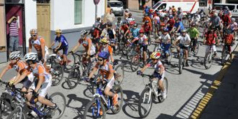 Salida lanzada del grupo de adultos participantes en la Marcha Familiar. / Pedro L. Merino