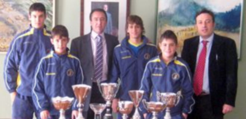 Varios componentes del club presentan los trofeos en el Ayuntamiento. /E. A.