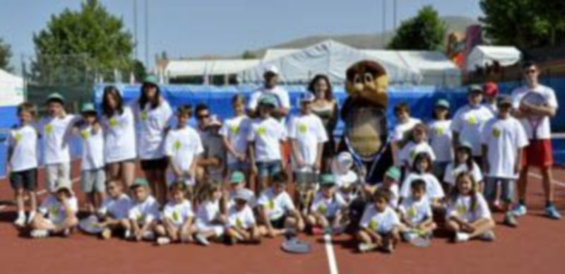 Los niños presentes en el clínic posan junto a Vivi Ruano y la mascota del torneo. / Pedro Luis Merino