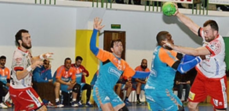 Darío Ajo se dispone a lanzar ante la defensa del Palma del Río. / AMADOR MARUGÁN