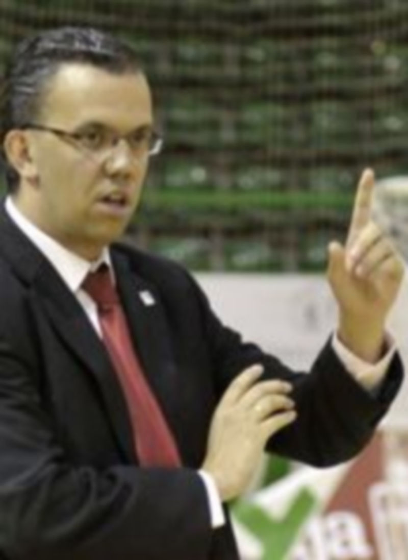 Gesto del entrenador David Madrid desde la banda. / Juan Martín