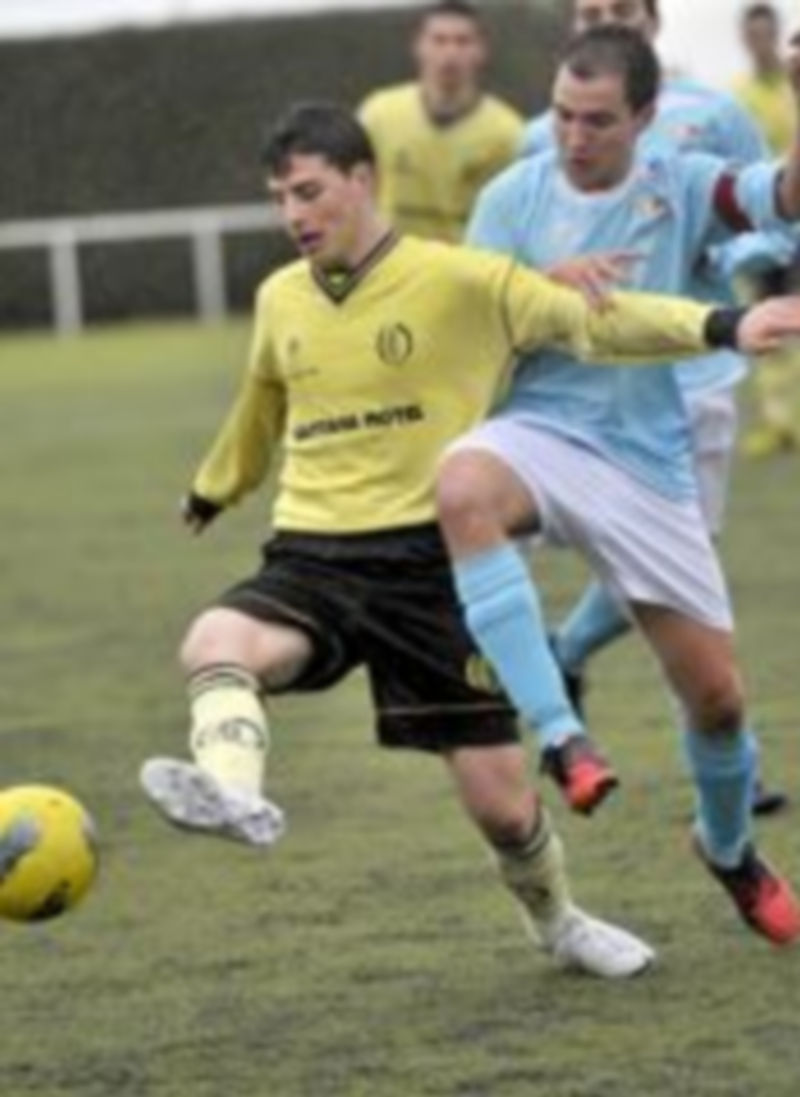 Un jugador del Quintanar pone su brazo para evitar el avance de un rival. / K.