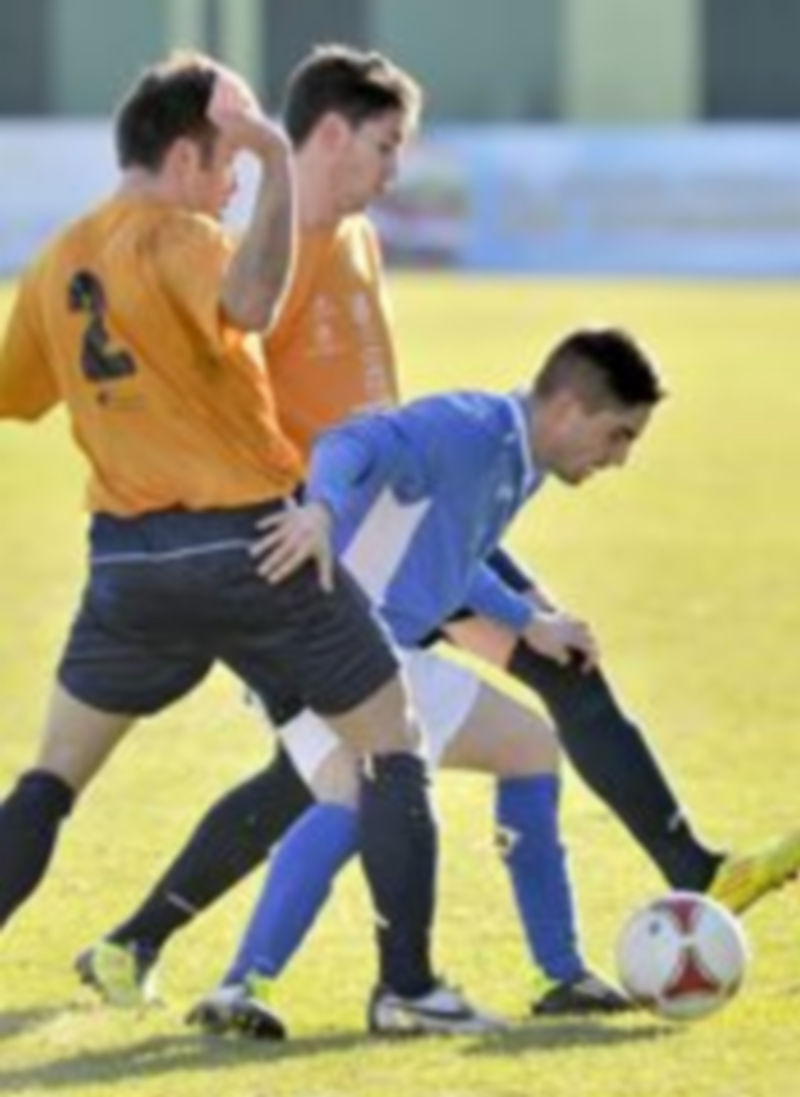 Seta intenta salir de la presión de dos rivales del Villaralbo. / Kamarero