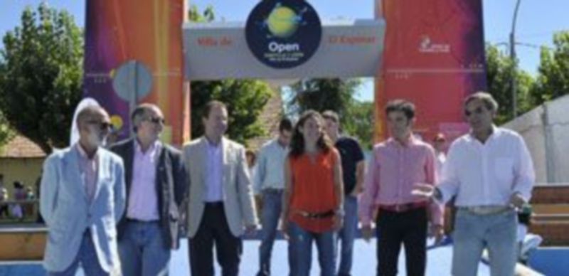 El director general de Deportes (segundo izq.) junto a Vivi Ruano y otros miembros del Partido Popular./ Pedro Luis Merino