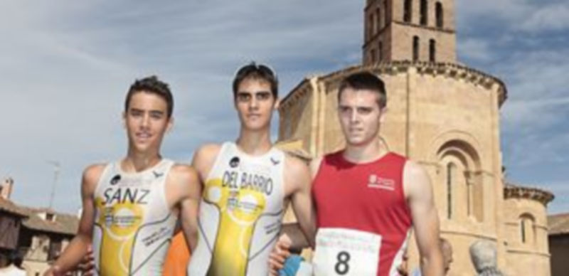 Los tres primeros clasificados del duatlón posan en la plaza. / Lara Mazagatos