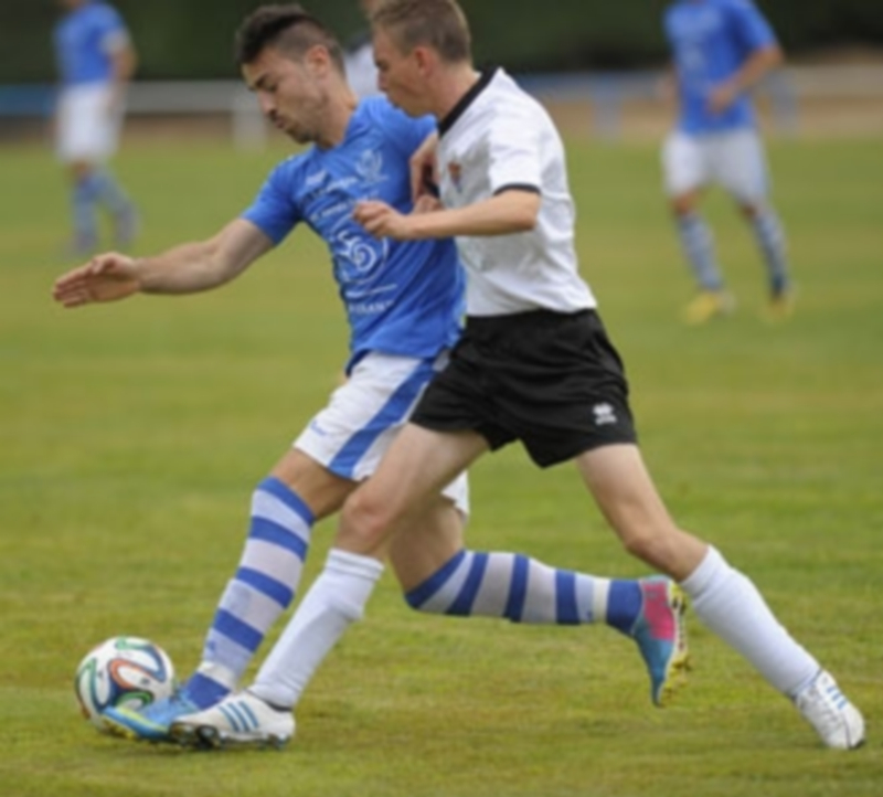 El delantero Carlos Quintana conduce el balón en el partido entre el CD La Granja y el CF Salmantino. / Kamarero