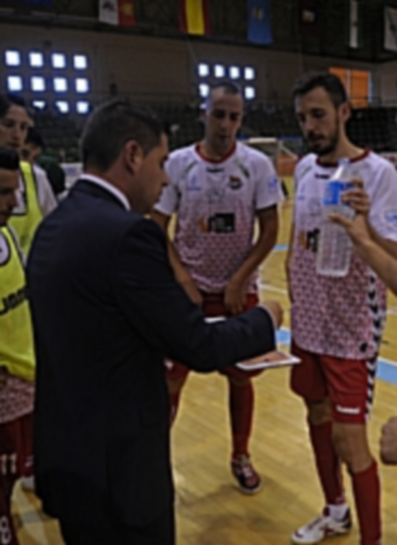 El técnico Diego Gacimartín da instrucciones en un tiempo muerto